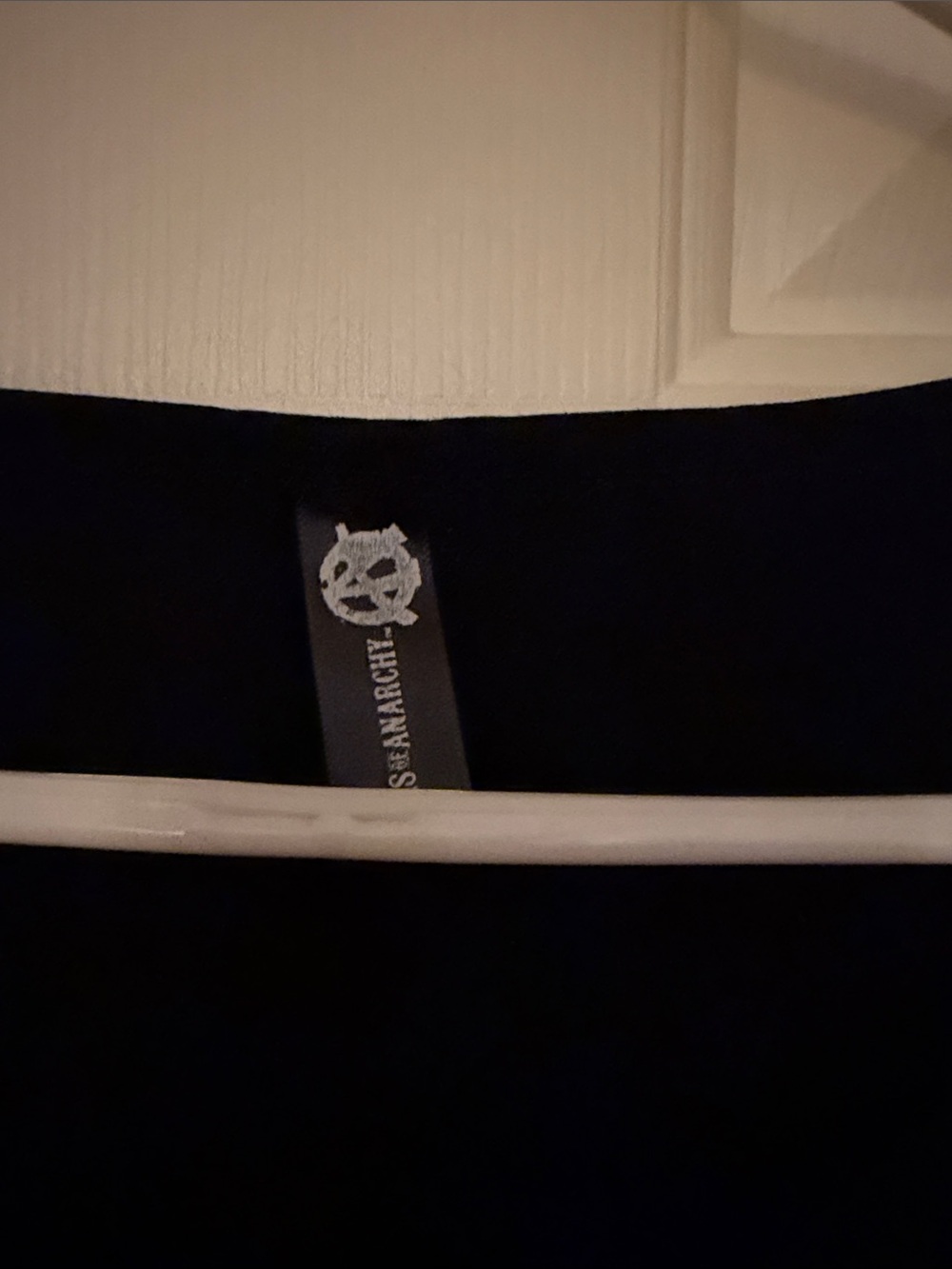 Sea Anarchy Black Top with Logo Tag - Picture 3 of 3